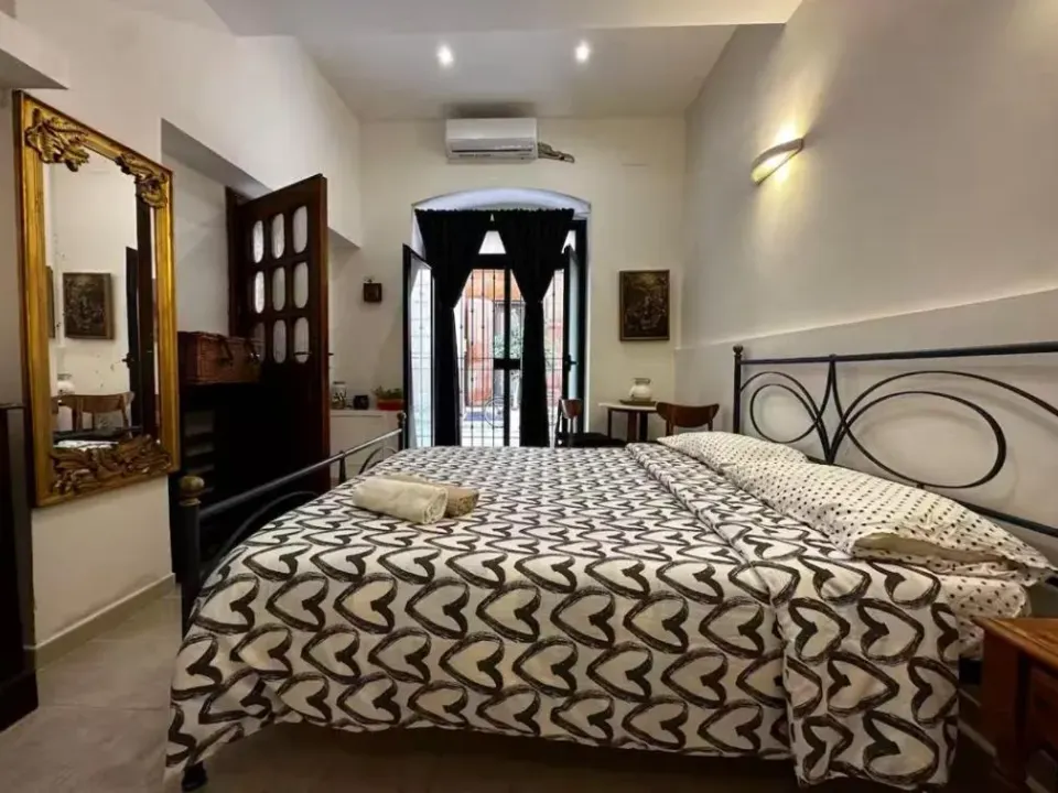 Photo 5 of 10, Guiscardo Suites