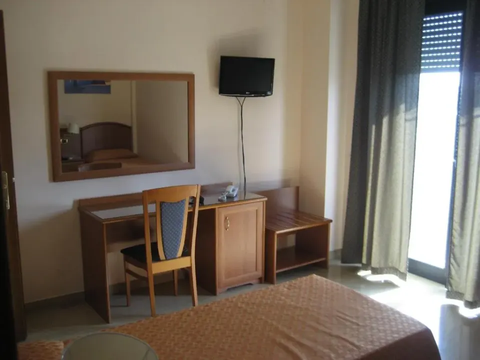 Photo 8 of 10, Campus Hotel