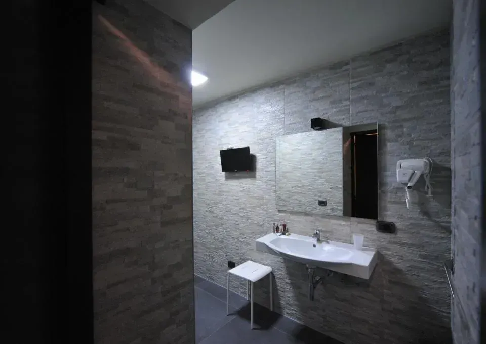 Photo 8 of 10, Gatto Bianco House