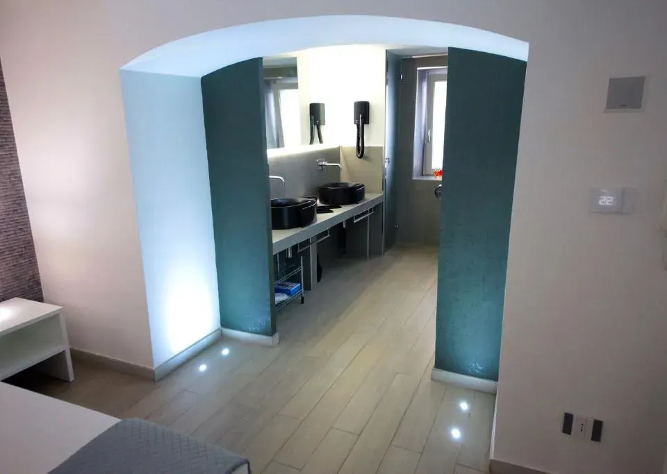 Photo 9 of 10, DIVA SUITE