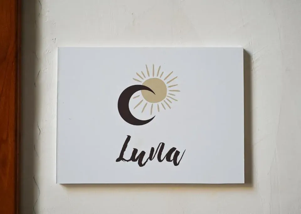 Photo 8 of 10, Luna