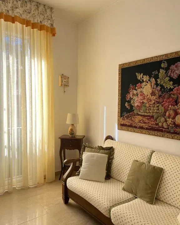 Photo 7 of 10, Radames House