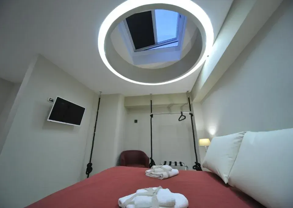 Photo 6 of 10, Gatto Bianco House