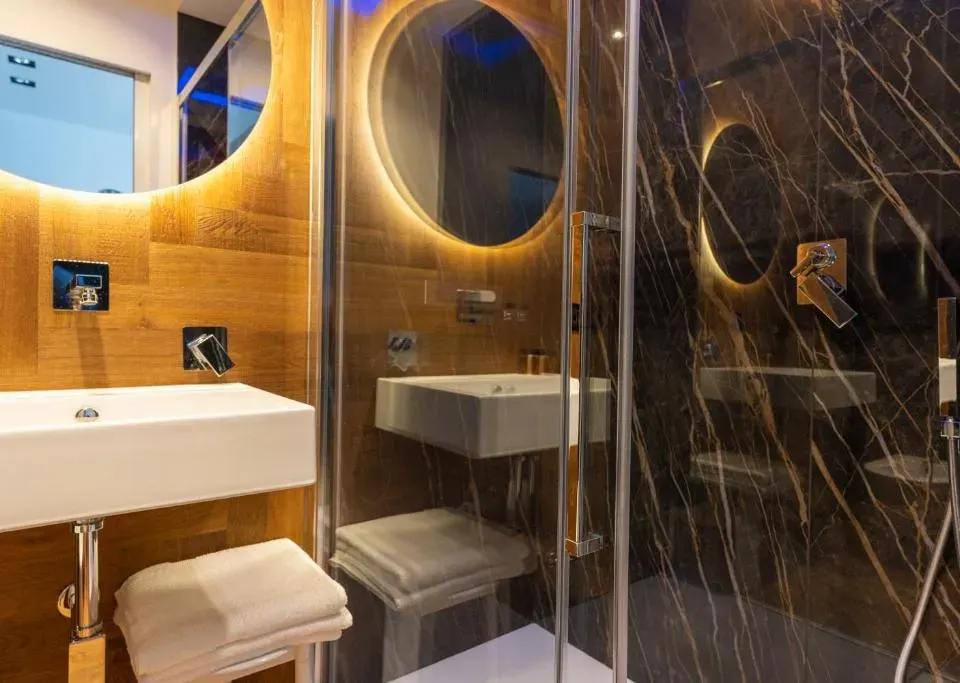 Photo 3 of 10, B&Z LUXURY