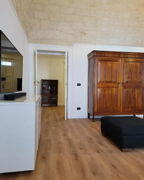 Photo 3 of 10, Central Station Apartment 1