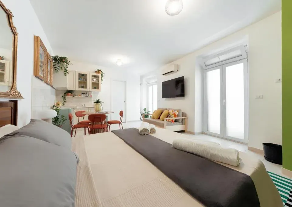 Photo 5 of 10, Santa Maria Suite