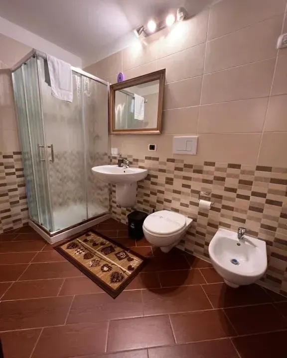 Photo 9 of 10, Airport Rooms - Bari