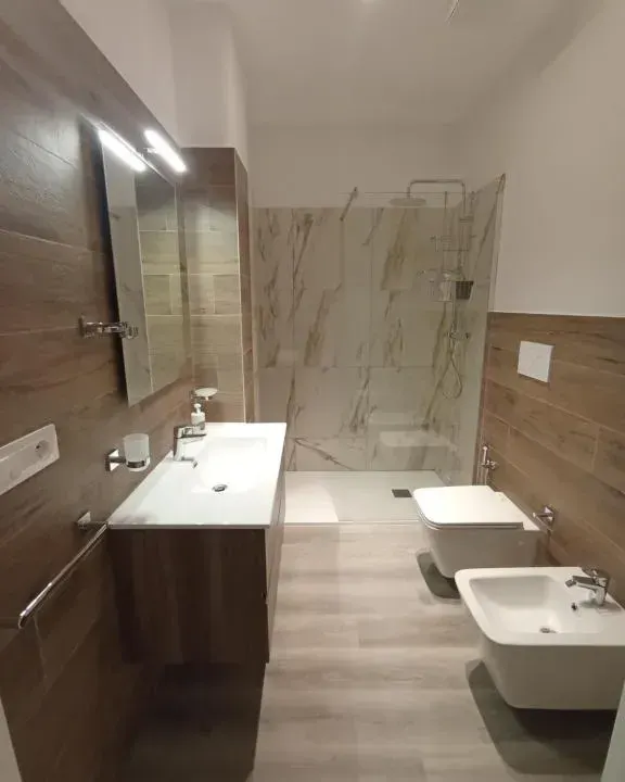 Photo 5 of 10, BariVera rooms