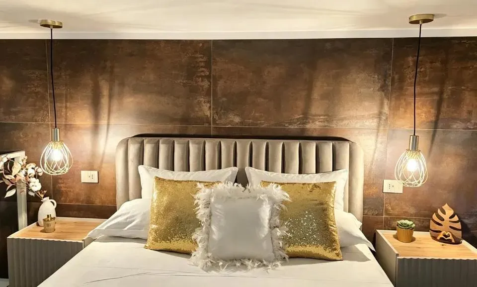Photo 1 of 10, White House luxury