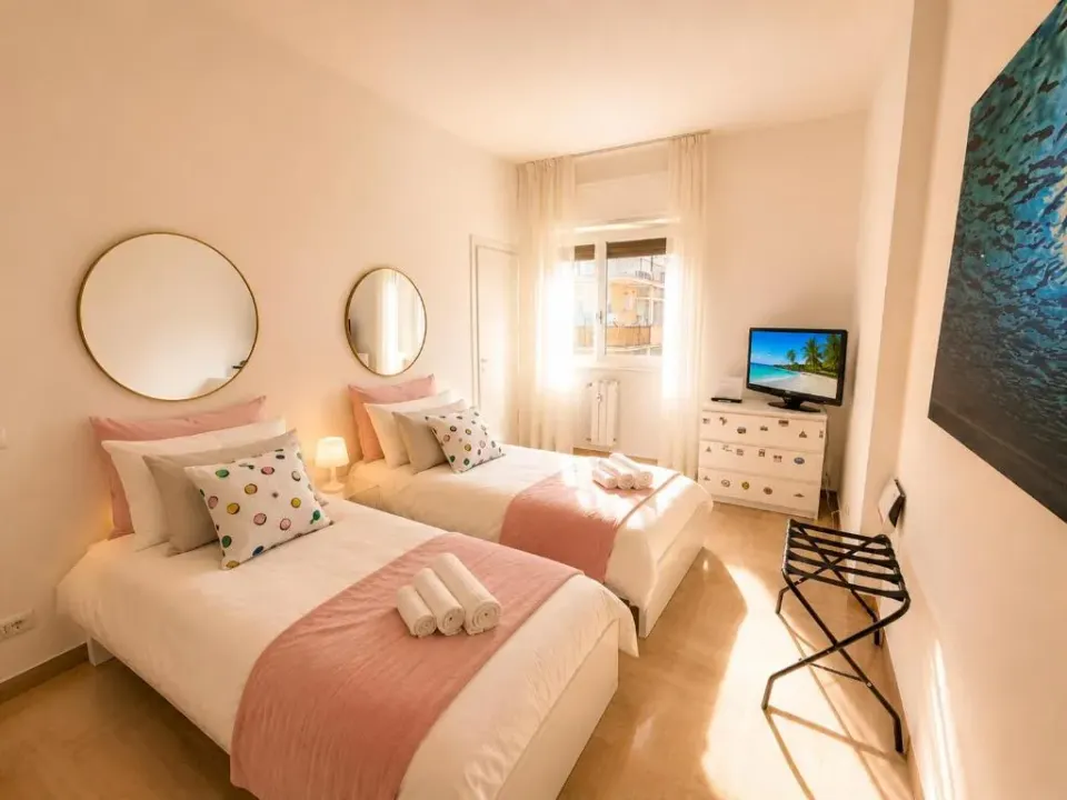 Photo 3 of 10, Caesar apartment