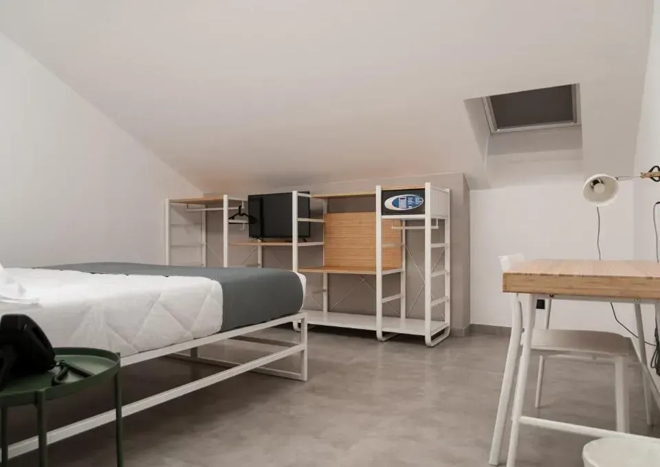 Photo 6 of 10, IRON Hotel