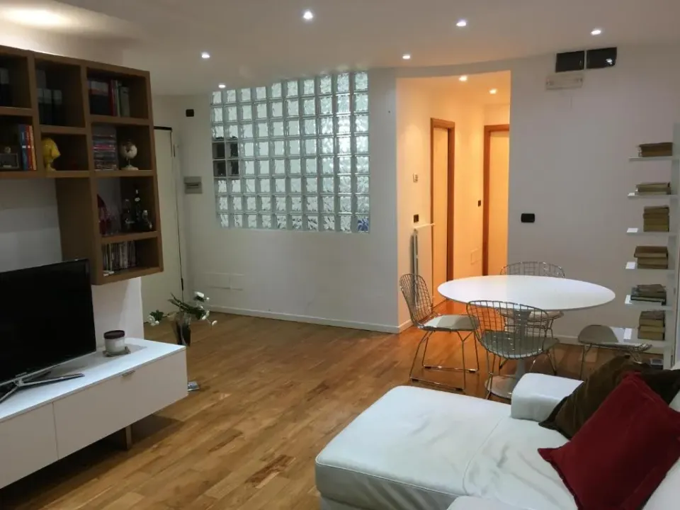 Photo 5 of 10, Flowers Apartment