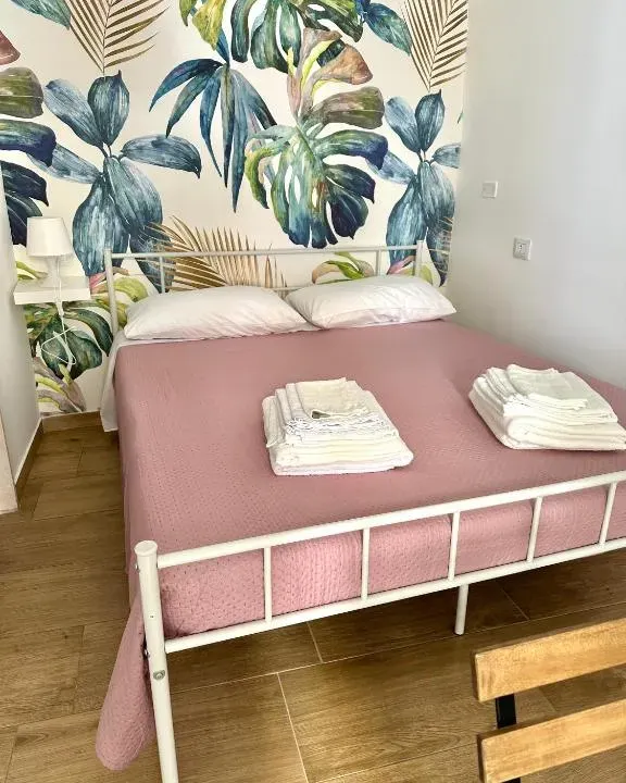 Photo 7 of 10, Bari annette room