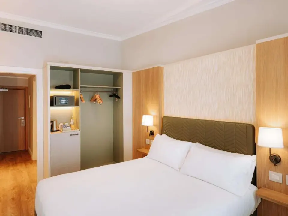Photo 2 of 10, Mövenpick Hotel Bari