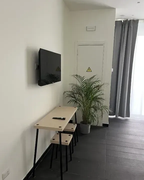 Photo 4 of 10, Black Room & Breakfast