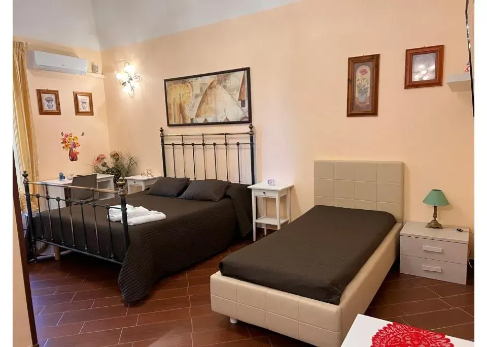 Photo 3 of 10, Airport Rooms - Bari