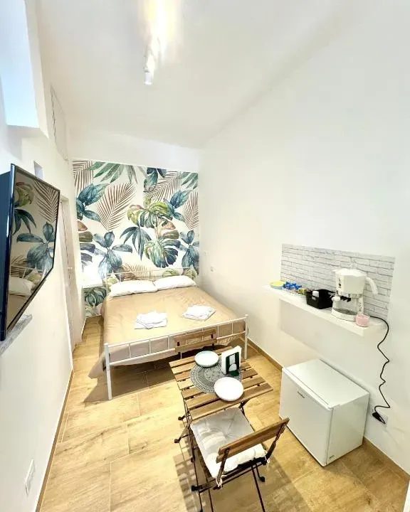 Photo 1 of 10, Bari annette room