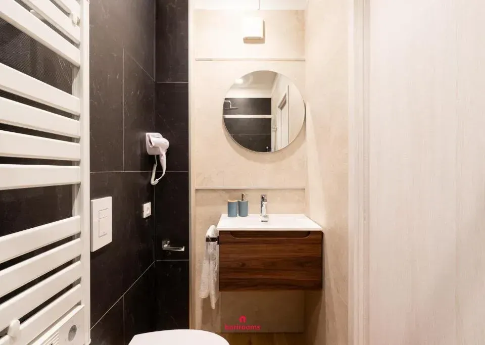 Photo 3 of 10, Barirooms - District 198