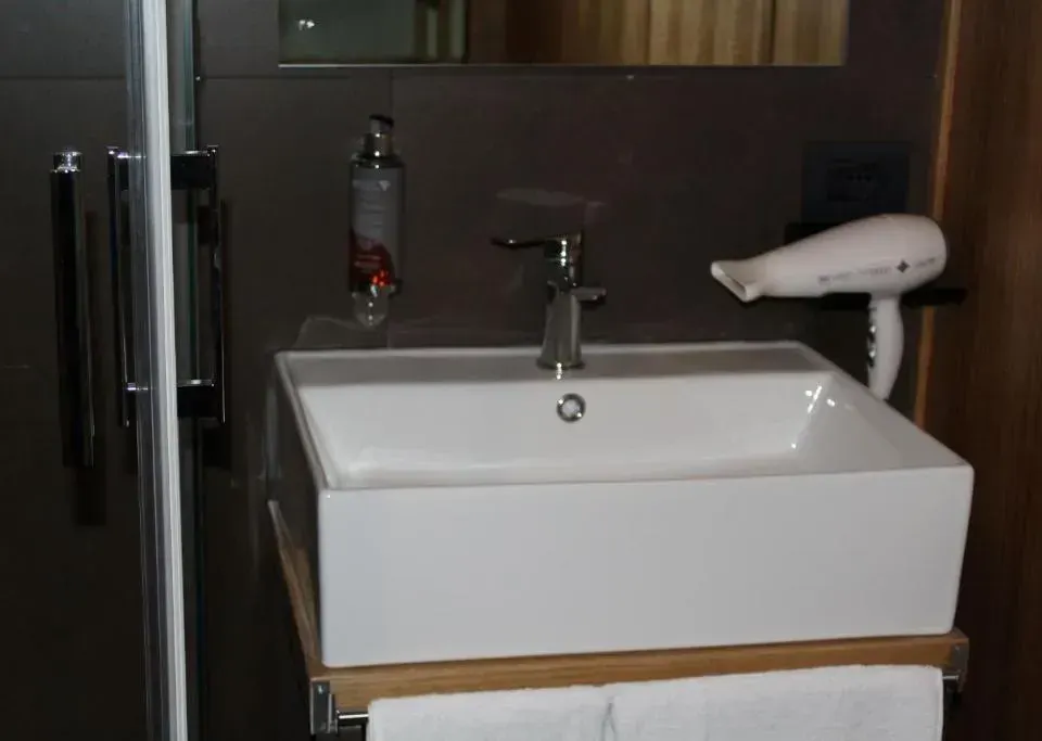 Photo 8 of 10, Bari Center Rooms