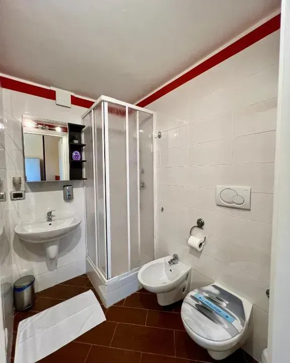Photo 8 of 10, Airport Rooms - Bari
