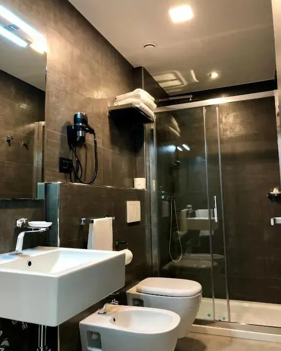 Photo 2 of 10, IRON Hotel