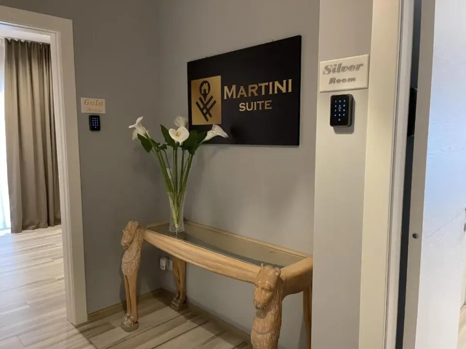 Photo 8 of 10, Martini Suite