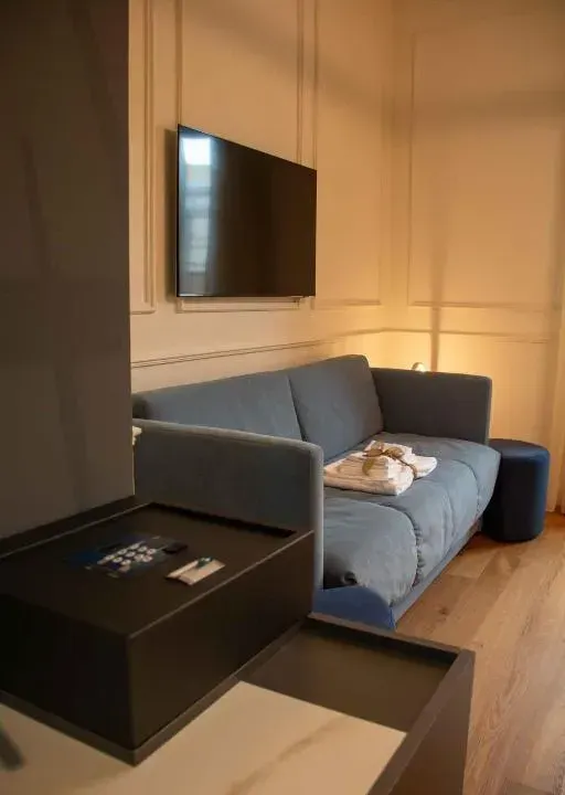 Photo 5 of 10, MARI Luxury Rooms and Suites