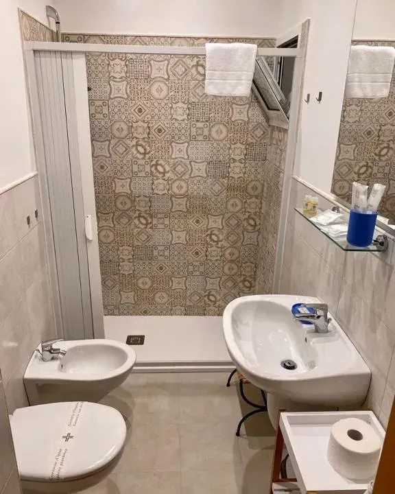 Photo 2 of 10, Ginevra Rooms
