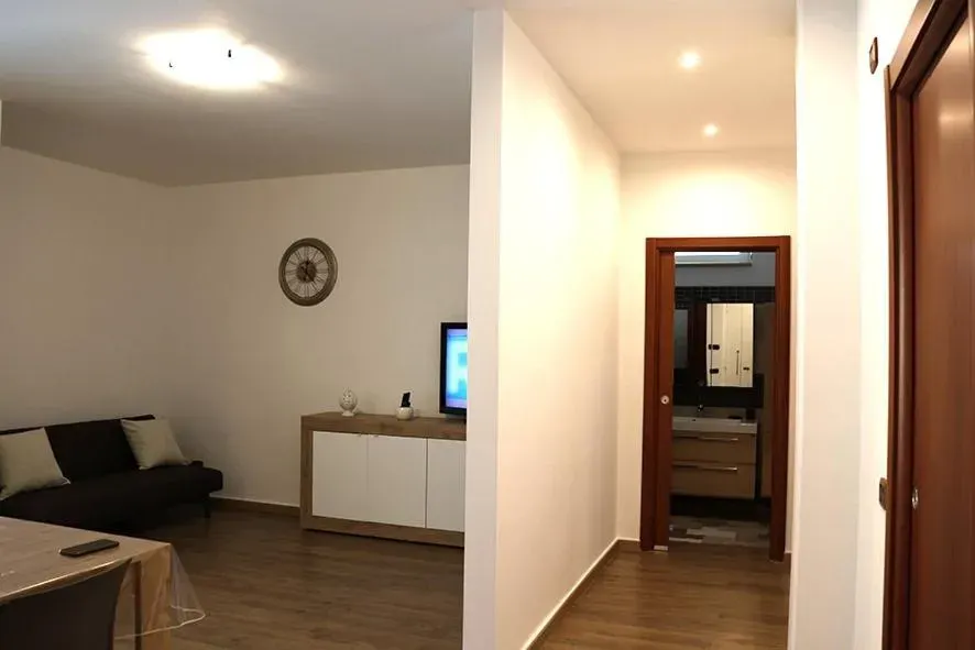 Photo 3 of 10, Alex's house