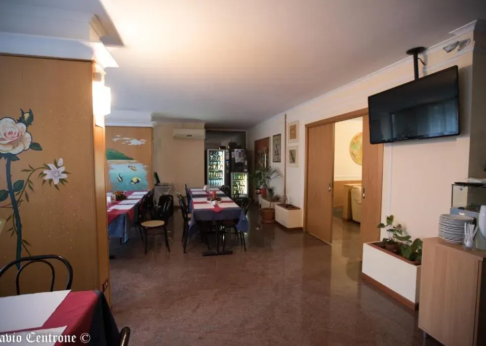 Photo 5 of 10, Hotel Cristal