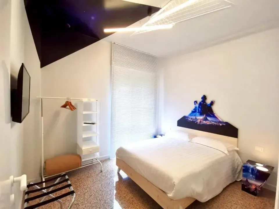 Photo 8 of 10, Red Carpet rooms