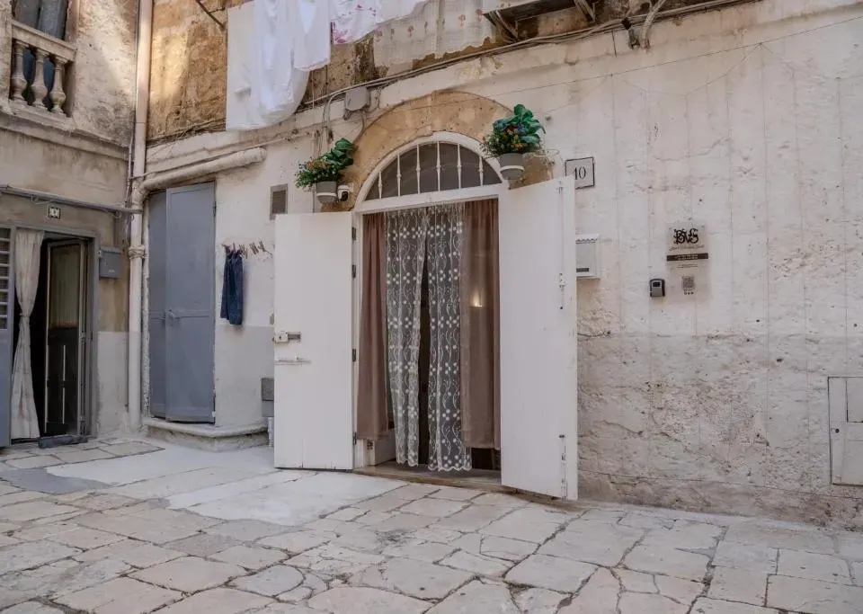 Photo 8 of 10, Bari Vecchia Suite