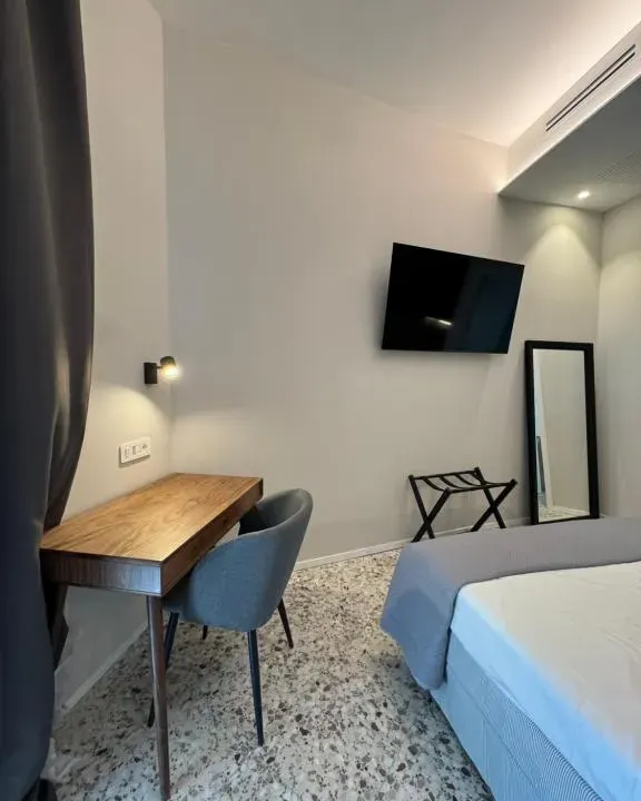Photo 5 of 10, Bari LandLord 15