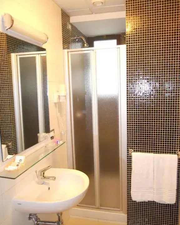 Photo 5 of 10, Executive Business Hotel