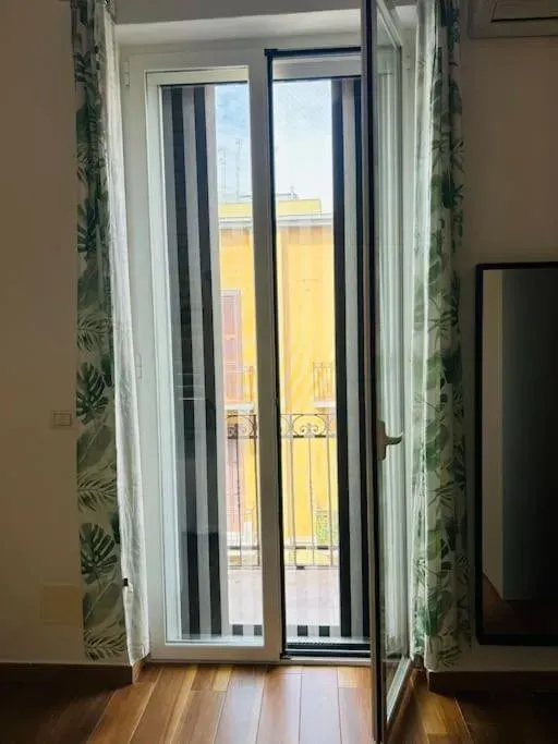 Photo 7 of 10, Trilocale centrale vista mare - Mira's home