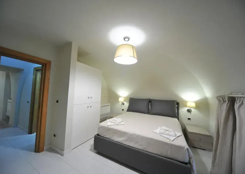 Photo 2 of 10, Gatto Bianco House