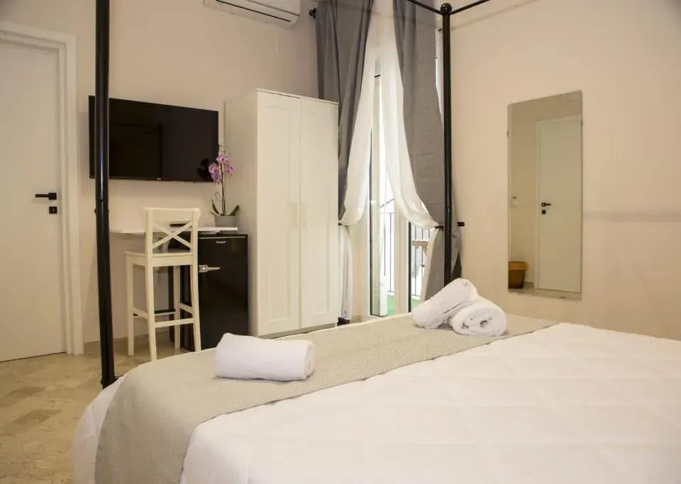 Photo 2 of 10, QUINTO APARTMENTS