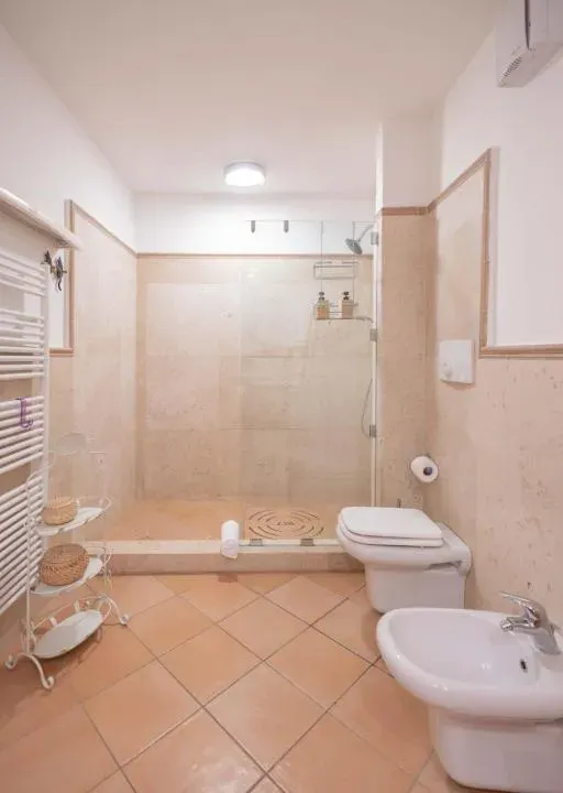Photo 7 of 10, Lydian Suite