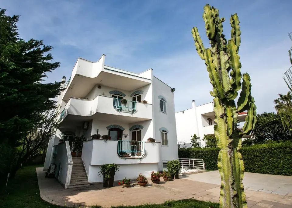 Photo 5 of 10, Villa Del Mar