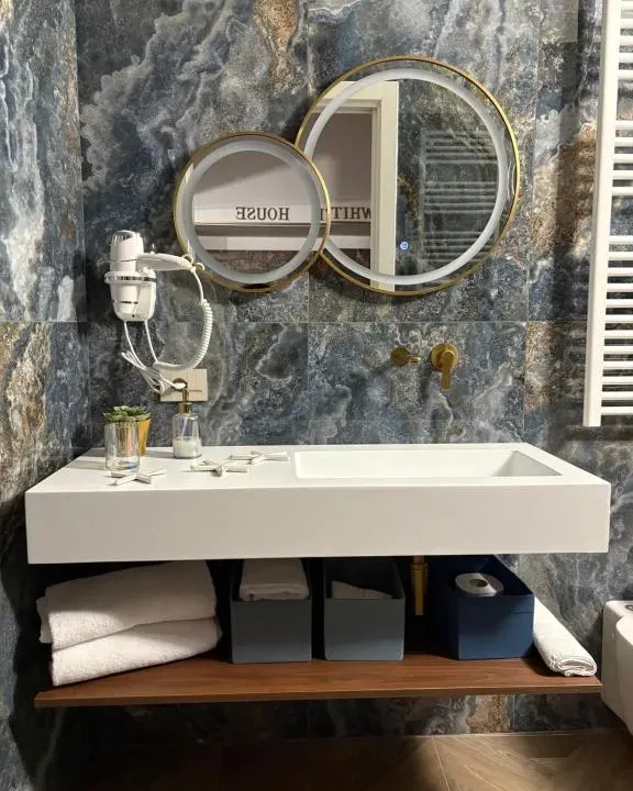 Photo 2 of 10, White House luxury
