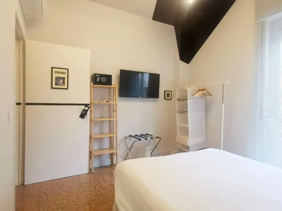 Photo 3 of 10, Red Carpet rooms