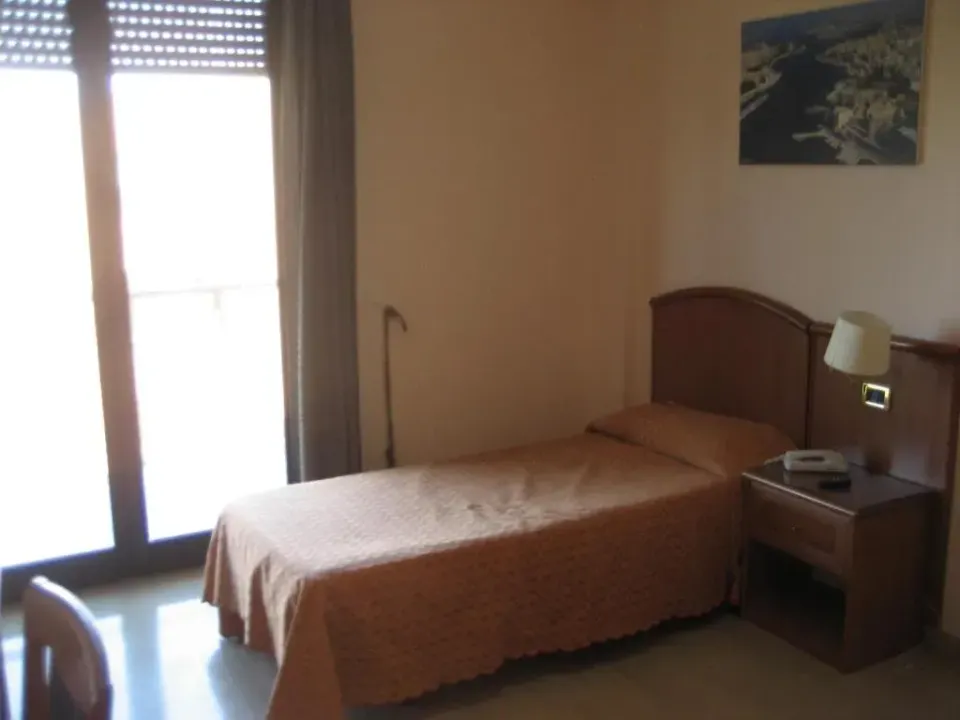 Photo 2 of 10, Campus Hotel