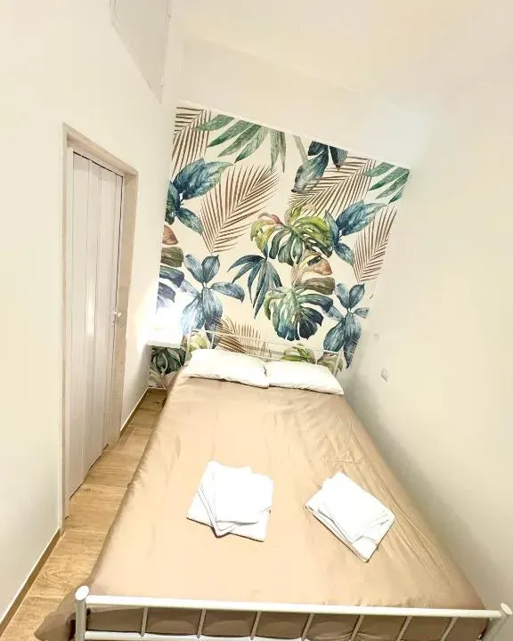 Photo 2 of 10, Bari annette room