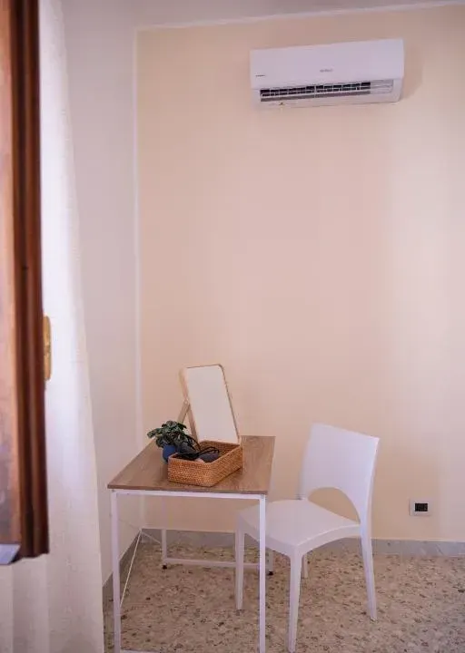 Photo 3 of 10, Green rooms