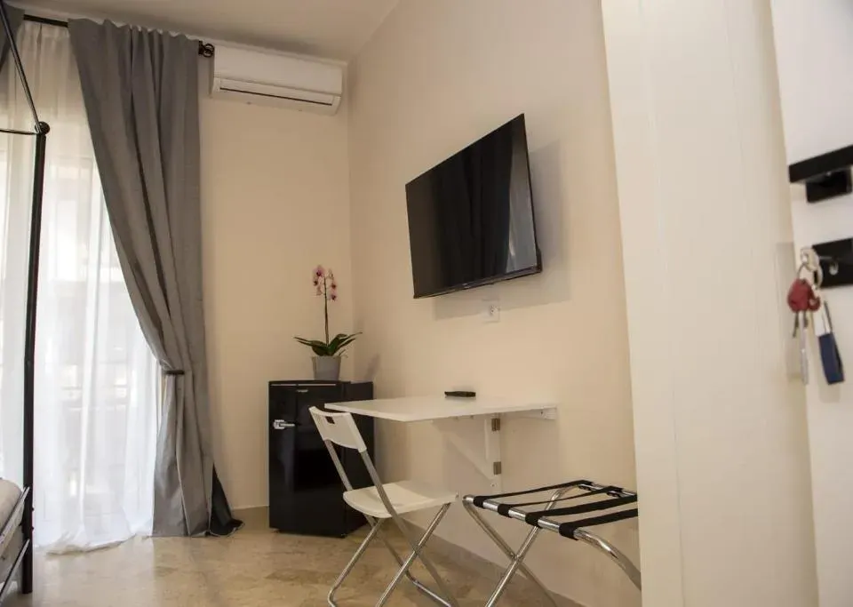 Photo 4 of 10, QUINTO APARTMENTS