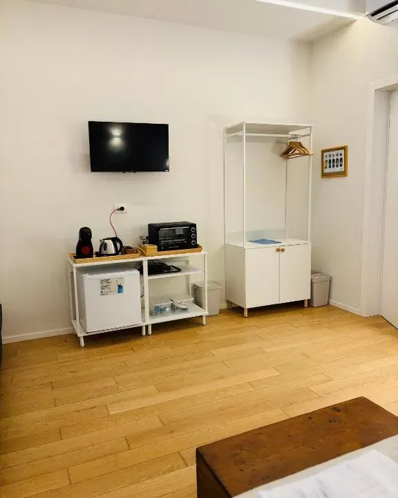 Photo 5 of 10, Room24 R