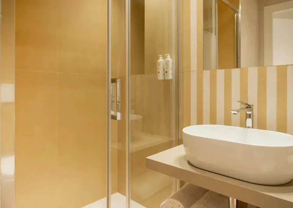 Photo 4 of 10, BISCARDI Hotel