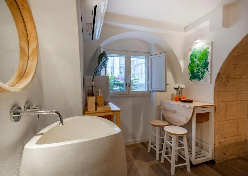 Photo 3 of 10, GuestHost - Vaulted Rooms in the heart of Bari
