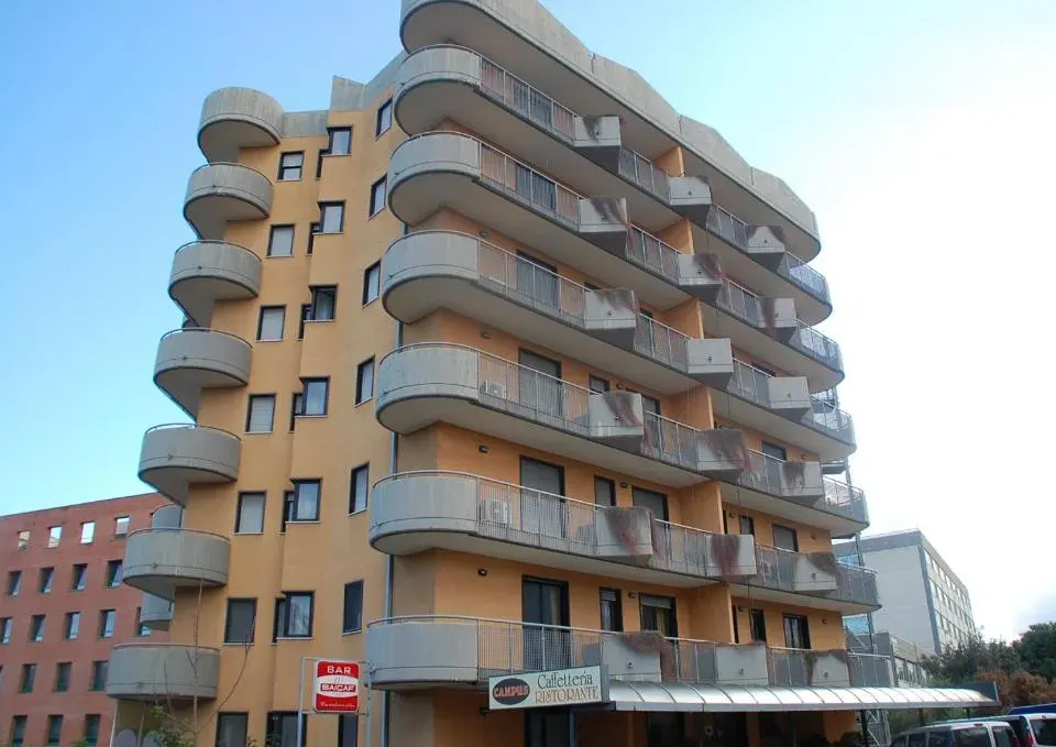 Photo 5 of 10, Campus Hotel