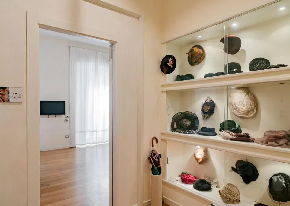Photo 5 of 10, Madame Chapeau Bari